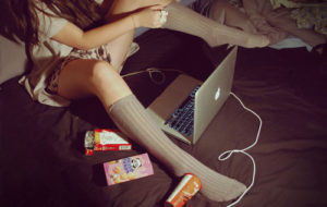 bedroom-girl-laptop-macbook-photography-pocky-Favim.com-102903